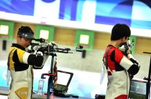 Los chinos Yuting Huang y Lihao Sheng ganaron la primera medalla de oro de los Juegos Olímpicos de París 2024 en la final de la competición de rifle de aire 10 metros por equipos mixtos este sábado.