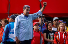 El presidente de Venezuela y aspirante a la reelección, Nicolás Maduro, saluda a los asistentes al cierre de su campaña este 25 de julio de 2024, en Caracas (Venezuela).