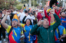 Ciudadanos venezolanos se reúnen este domingo en las calles de Bogotá (Colombia).