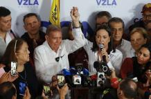 El candidato a la presidencia de Venezuela, Edmudo González Urrutia (c-i), y la líder opositora venezolana, María Corina Machado (c-d), dan declaraciones tras conocer los resultados