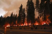 California y Canadá luchan contra incendios forestales sin control con miles de evacuados