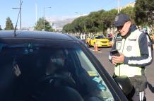 Agentes de la AMT realizan el control de los límites de velocidad en Quito. Desde este 30 de julio sancionarán a los conductores.