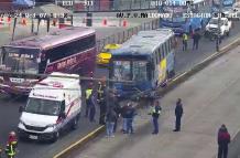 El bus se chocó contra el borde de concreto que limita el carril exclusivo del Trolebús, en el sector de El Recreo.