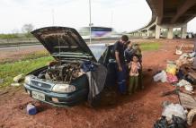 El drama de decenas de desalojados por inundaciones en Brasil: en cambuches y bajo puentes