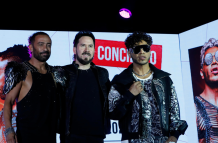 Mario Domm (i) Pablo Hurtado (c) y Samo (d) integrantes de la agrupación musical 'Camila', posan este lunes durante una conferencia de prensa, en la Arena de la Ciudad de México (México).