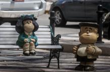 Fotografía de una escultura de Mafalda y Manolito en una muestra en Caracas (Venezuela).