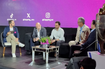 El presidente de LigaPro, Miguel Ángel Loor (segundo desde la izquierda), junto a los representantes de Zapping, Telconet y Xtrim.