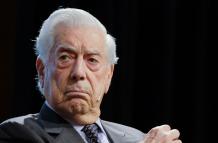 El escritor peruano Mario Vargas Llosa años atrás.