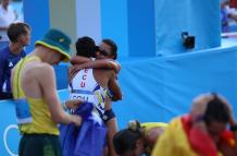 Glenda Morejón abraza a su compatriota Daniel Pintado tras el triunfo.