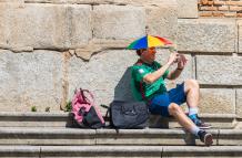 Un hombre se protege del calor con un "sombrero sombrilla".