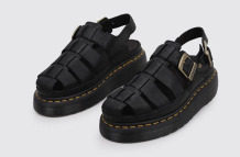 De ser un calzado humilde y funcional para proteger el pie de las rocas y erizos de mar en la playa a reconvertirse en emblema de la moda de la mano de firmas como Gucci o JW Anderson