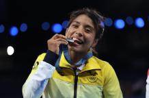 Lucía Yepez festeja con su medalla