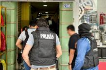 Momento del allanamiento de agentes de la Policía y Fiscalía en la Corte provincial de Justicia de Los Ríos.