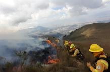 Los bomberos se desplegaron en las laderas del Pichincha, para evitar el avance del incendio forestal.