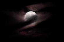 La tenue atmósfera de la Luna sería el resultado del impacto de micrometeoritos