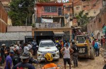 Suben a ocho los muertos por derrumbe de una edificación en la mayor favela de Venezuela