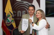 El general Víctor Araus y su binomio Cristina Carrera aceptaron su precandidatura en el CNE.