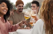 Amigos tomando vino