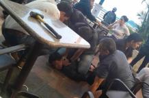 En redes sociales se difundieron fotos del agresor inmovilizado por la ciudadanía.