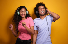 Gente escuchando música