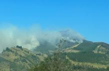 En un nuevo lugar se reactivo el incendio forestal en el que los bomberos trabajan.
