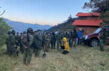 Militares se unieron a las labores de extinción del incendio forestal.