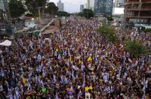 Thousands rally in Te