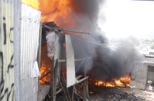 Policía incendia guarida de delincuentes en Nueva Prosperina y fuego se extiende a casa vecina