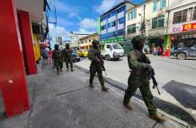 Resguardo. Los uniformados de las Fuerzas Armadas también recorren las calles de Zaruma, en El Oro, como medida preventiva y de control de los grupos criminales en la zona.
