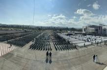 Cientos de sillas se colocaron en la antigua pista del aeropuerto, en el parque Bicentenario, para que los fieles asistan a la misa campal de inauguración del Congreso Eucarístico.