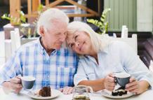 Pareja tomando café