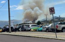 El ECU 911 señaló que el incendio se registró desde el sector de la avenida 5 de Junio, a un costado de El Panecillo.