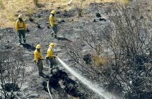 Bomberos realizaron labores de enfriamiento para evitar la reactivación del incendio en Cuchitingue.