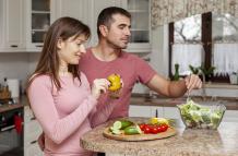 young-couple-eating-healthy-food