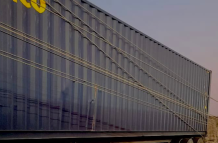 El tráiler que se enredó con los cables en el sur de Guayaquil.