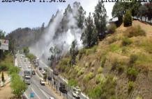 El incendio forestal en un talud de la av. Simón Bolívar generó humo, que dificultó la visibilidad en la vía.