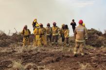 Bomberos quedaron atrapados en medio del fuego y el espeso humo.