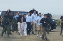 El presidente Daniel Noboa durante el recurrido en una obra vial en Salinas.