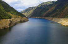 Fotografía del embalse Mazar este martes, en Sevilla de Oro (Ecuador).
