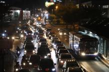 Alto tráfico por ciudadanos que buscan llegar a sus casas.