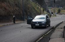 El auto quedó detenido sobre la avenida Pichincha, luego del ataque armado en el sector de El Trébol, centro de Quito.