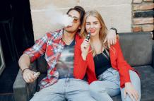 stylish-young-couple-with-vape-cafe