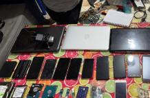 Más de 900 celulares se incautaron en la operación internacional que involucra a dos sospechosos de Ecuador.