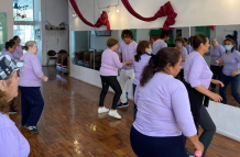 En la Casa Somos de Cotocollao, algunas adultas mayores son parte de las clases de baile. El envejecimiento activo es una forma de prevenir el Alzheimer.