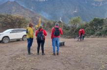 Cinco bomberos controlan que las fumarolas no se salgan de control.