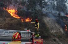 El incendio en Quito, que se inició en una quebrada de la avenida De Los Conquistadores, en Guápulo, afectó vías como la av. Simón Bolívar.