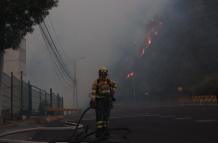 Incendio en Quito no se extinguirá esta noche; los helicópteros no pueden volar