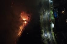 La Secretaría de Riesgos alerta que el incendio se propaga a zonas residenciales