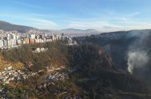 Imágenes aéreas de los Bomberos captaron parte de la zona devastada por el incendio en Guápulo, en Quito.