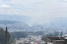 El incendio en la av. Simón Bolívar aumentó la columna de humo en el sector entre la Ruta Viva y la autopista Rumiñahui.